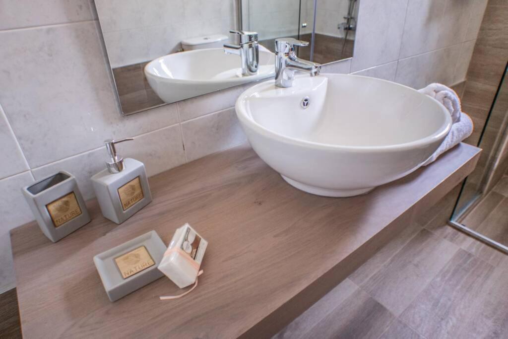 Villa Ventus, 40Sqm Private Pool & Hot Tub! Roussospítion 외부 사진
